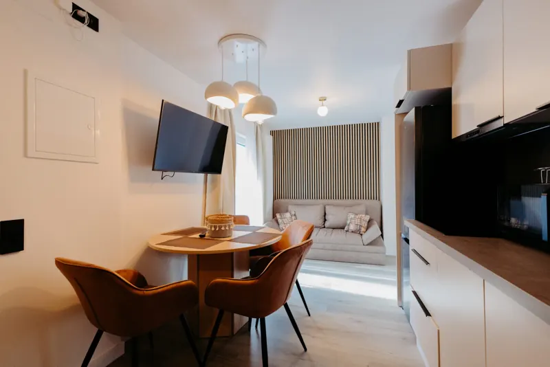 Wohnzimmer mit Essplatz und Küche