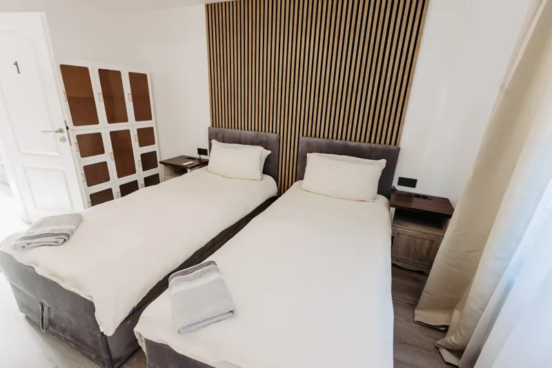 Schlafzimmer mit zwei Einzelbetten